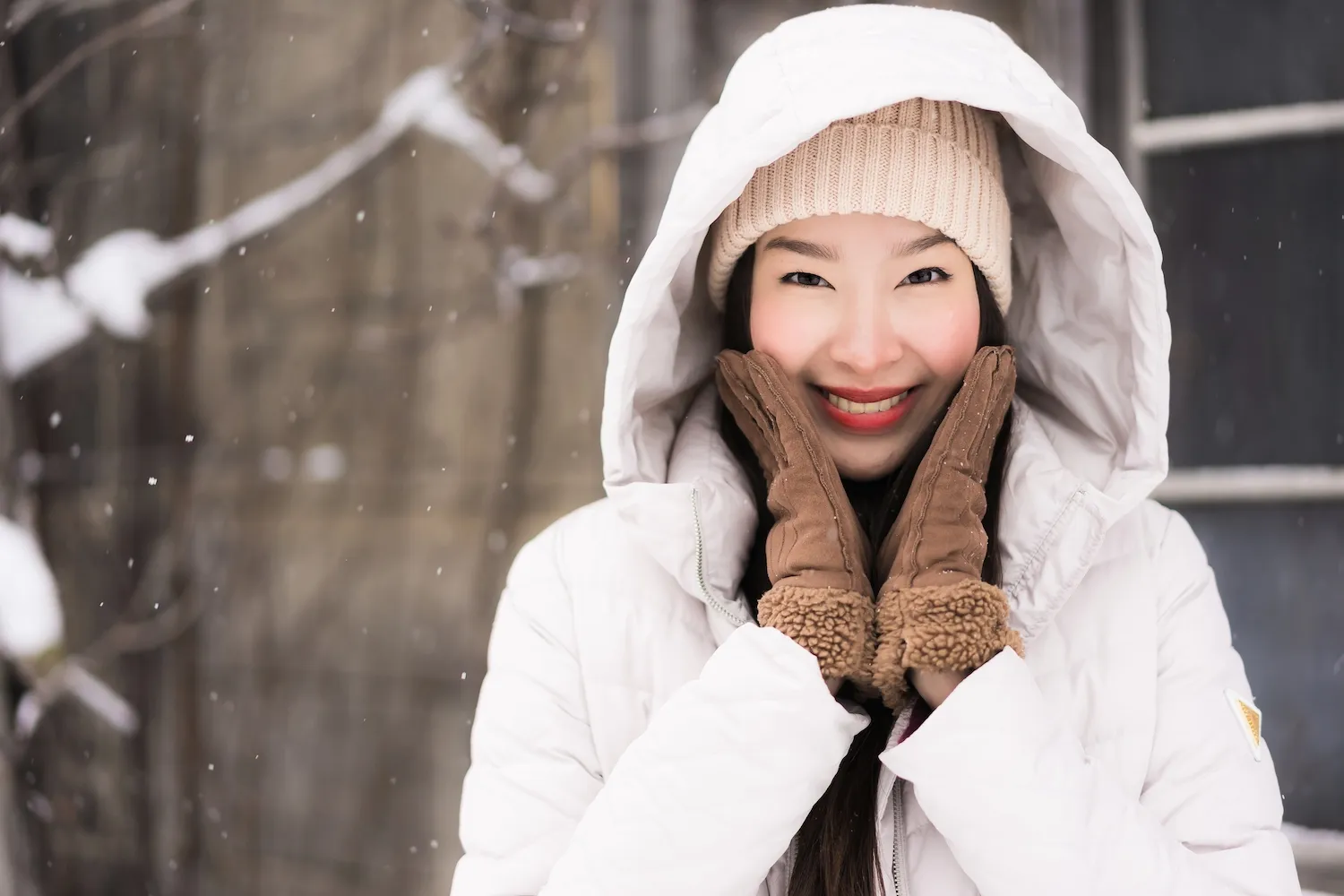 Jeune femme souriante en hiver a Yakoutsk