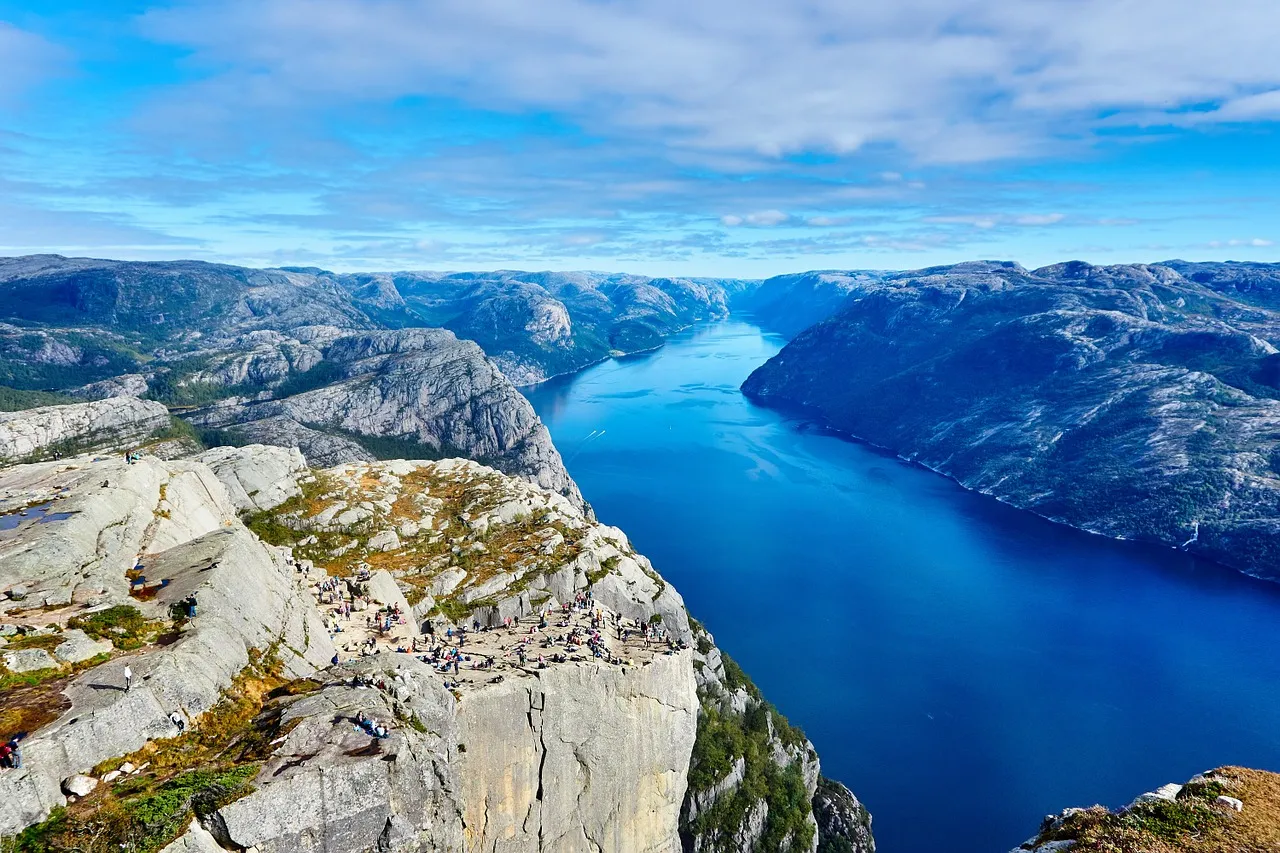 Fjord nordique sous un ciel nocturne etoile evoquant la legende de la Fille de la Lune