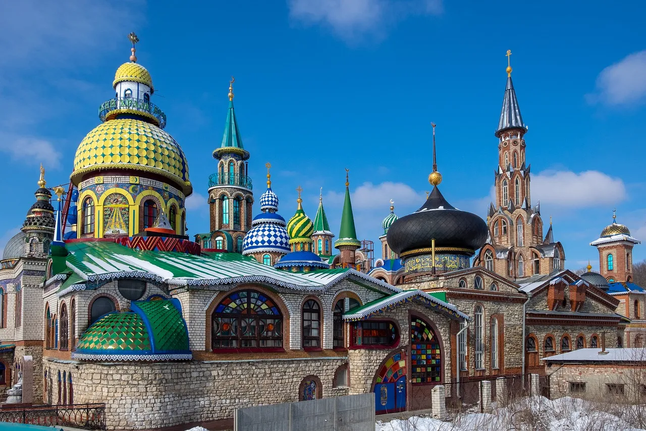 Temple orthodoxe russe aux coupoles dorees sous un ciel bleu